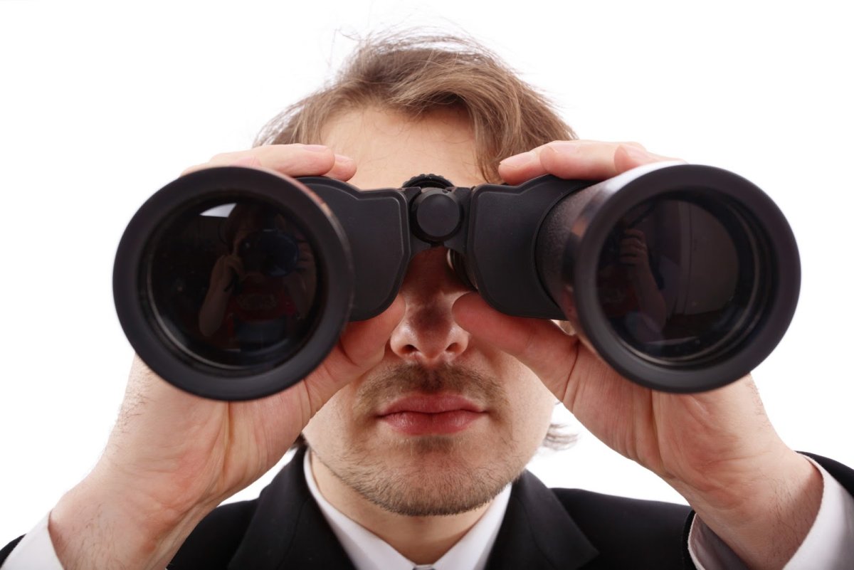 Человек с биноклем в шляпе