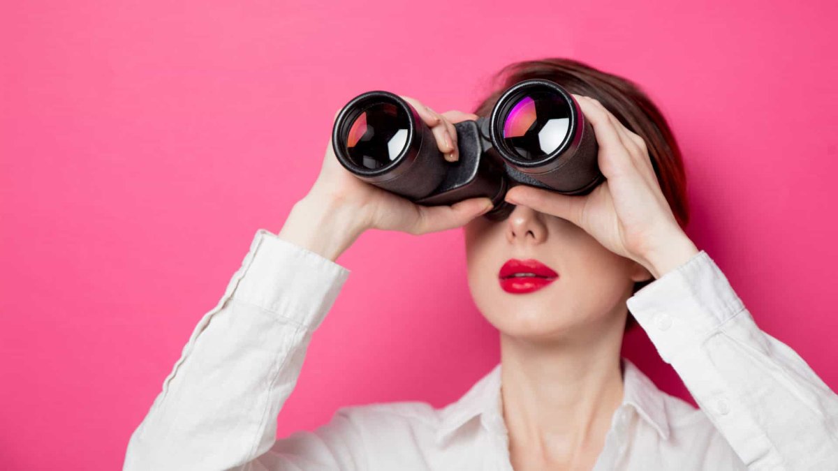 Человек с биноклем