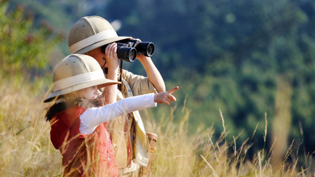 Мужчина с биноклем