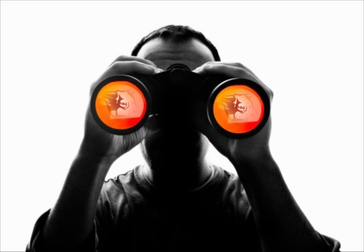 Девушка с биноклем