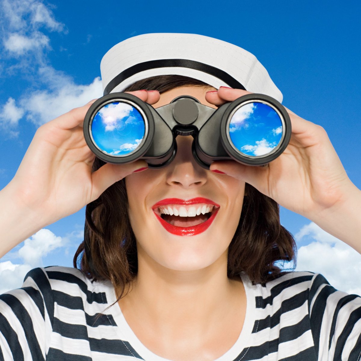 Мужчина с биноклем