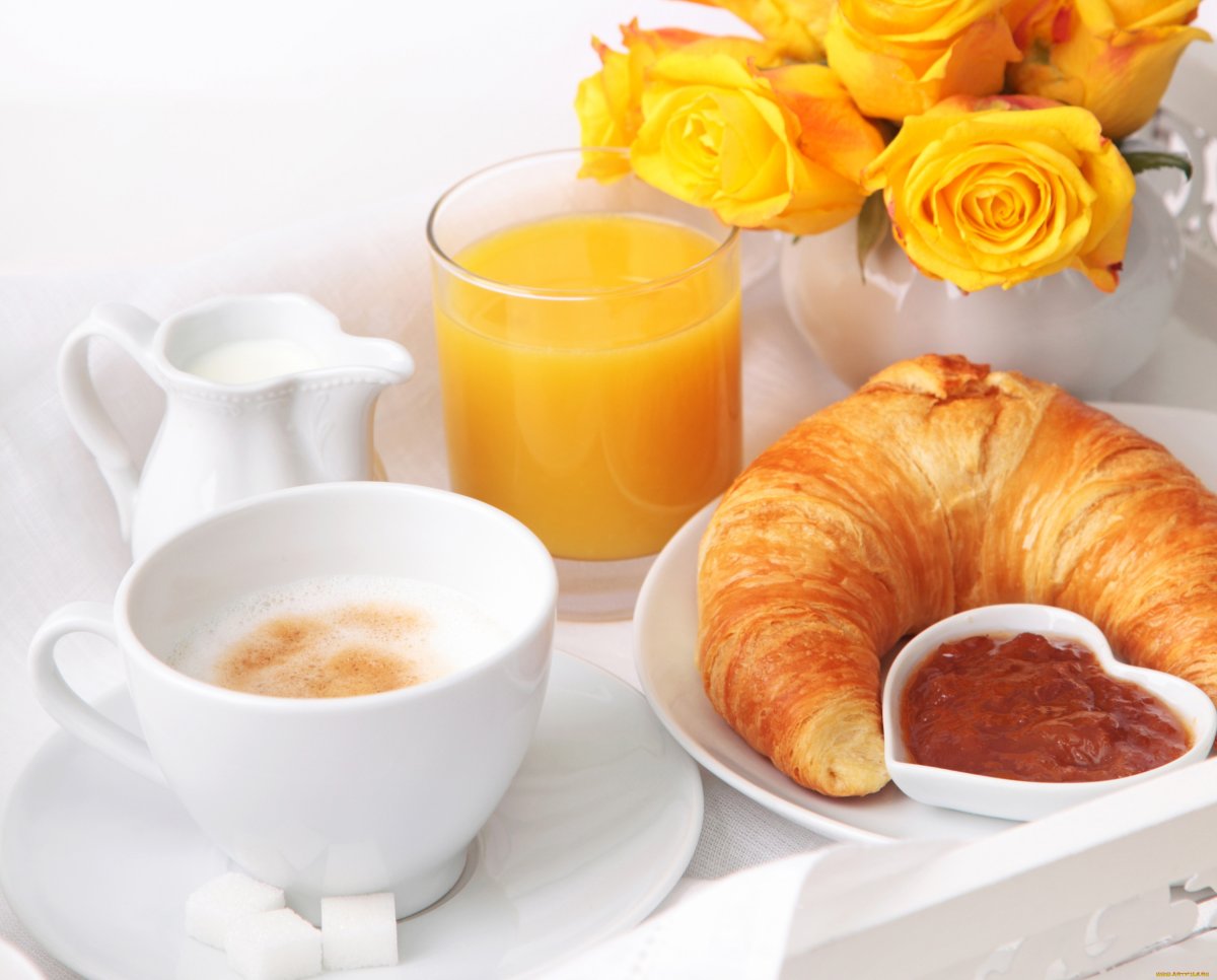 Кофе круассаны и цветы