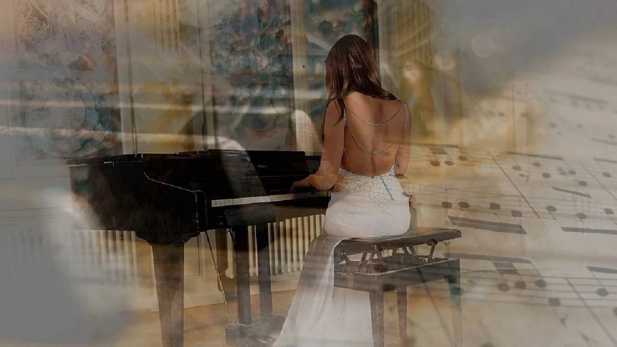 Девушка на рояле