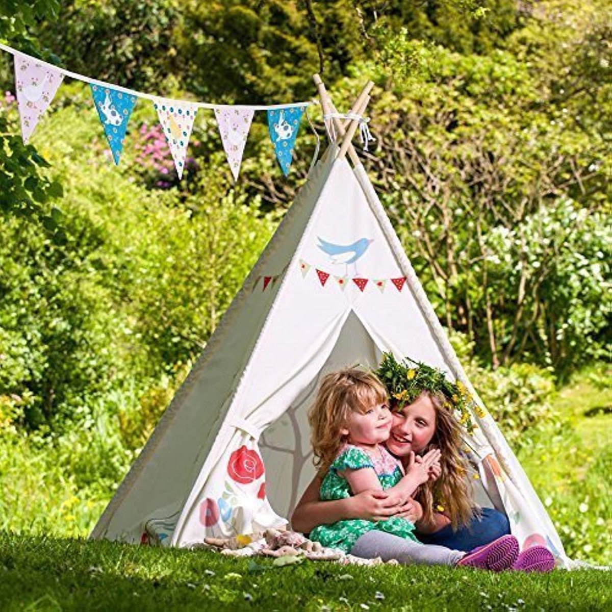 Дети строят шалаш