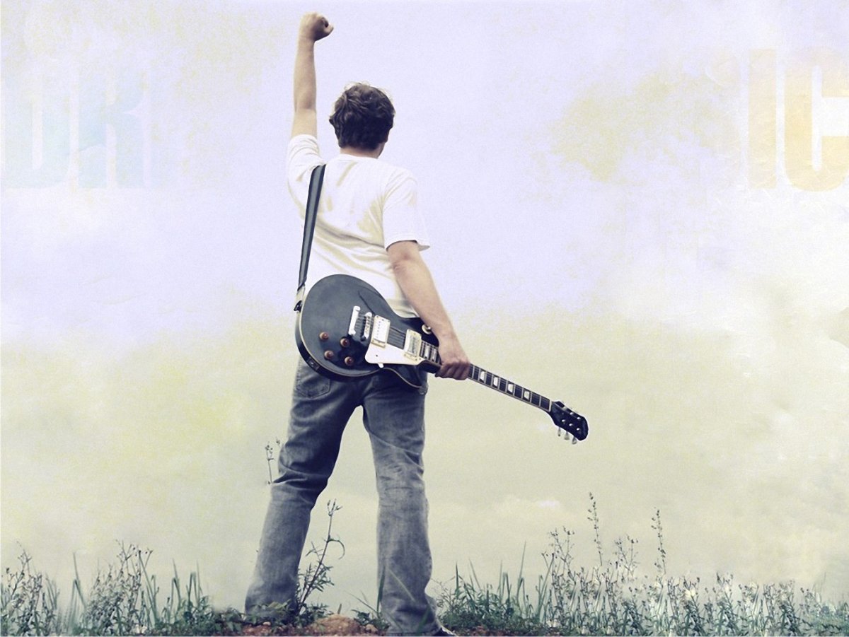 Парень с гитарой танцует