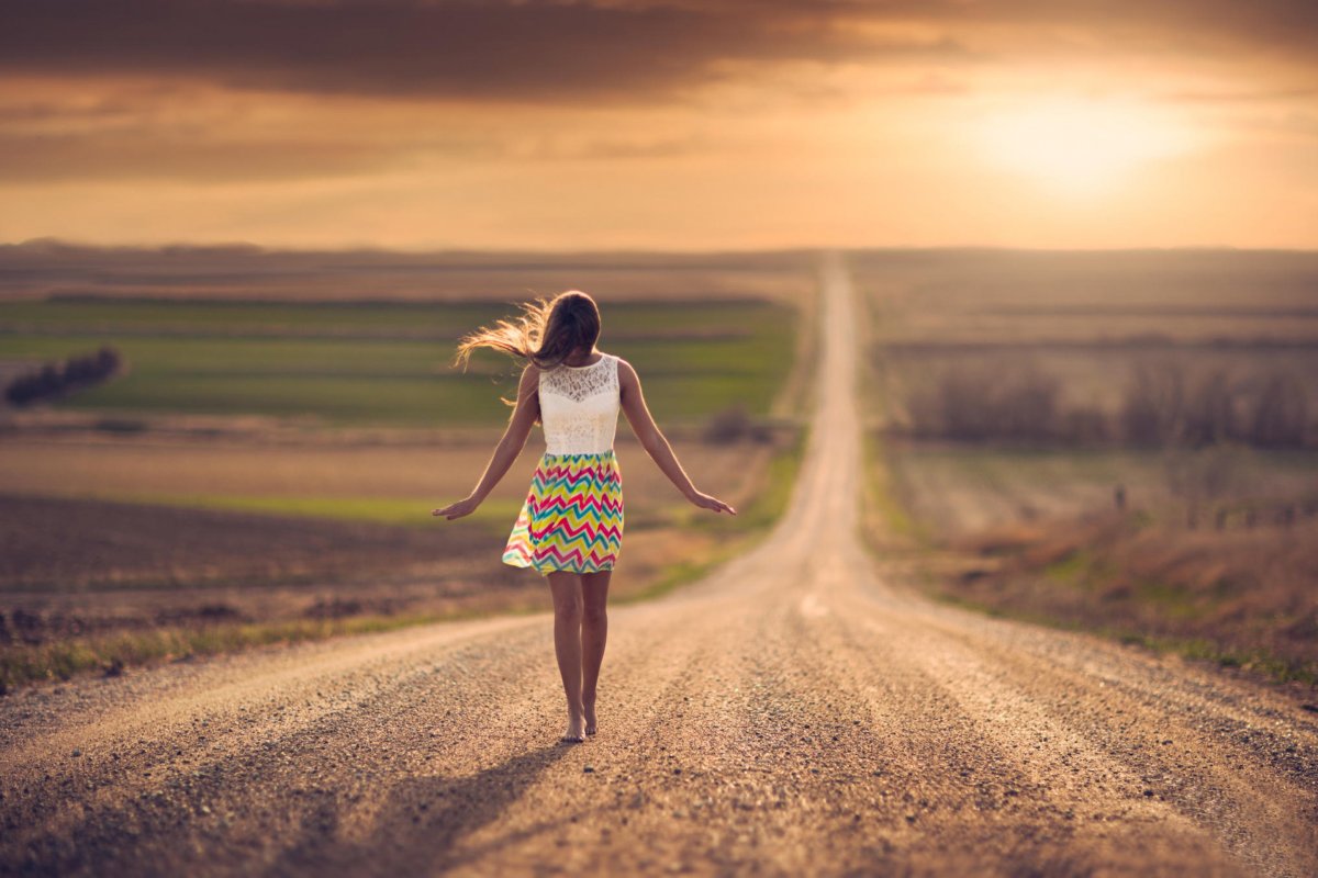 Девушка идет по дороге