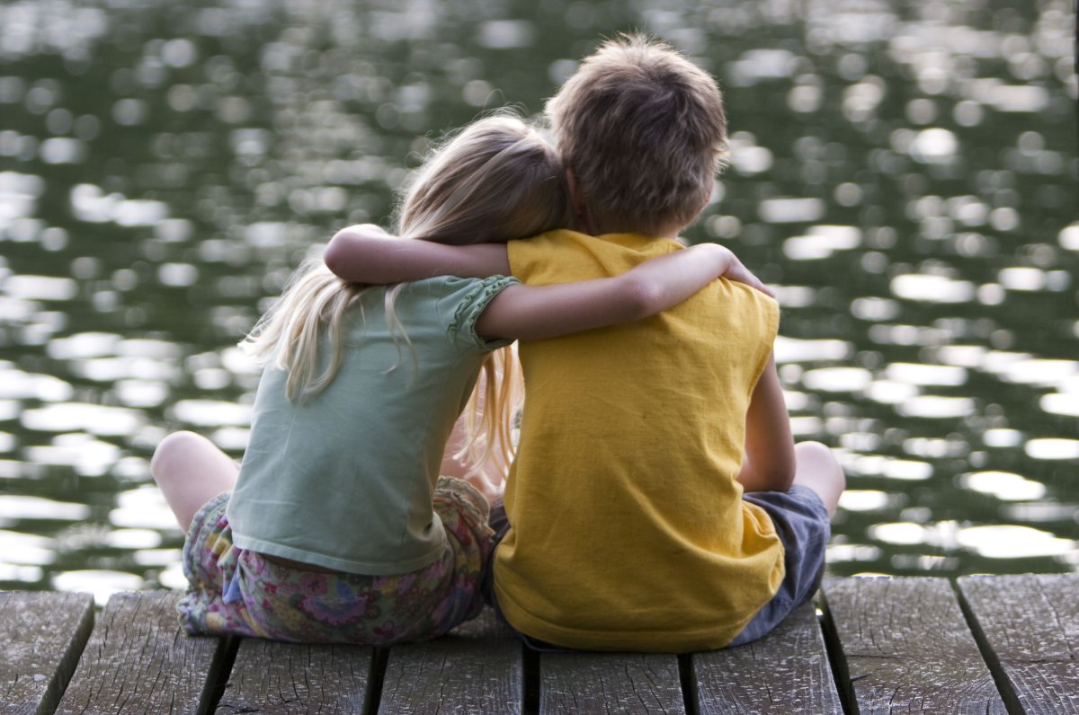 Мальчик и девочка обнимаются