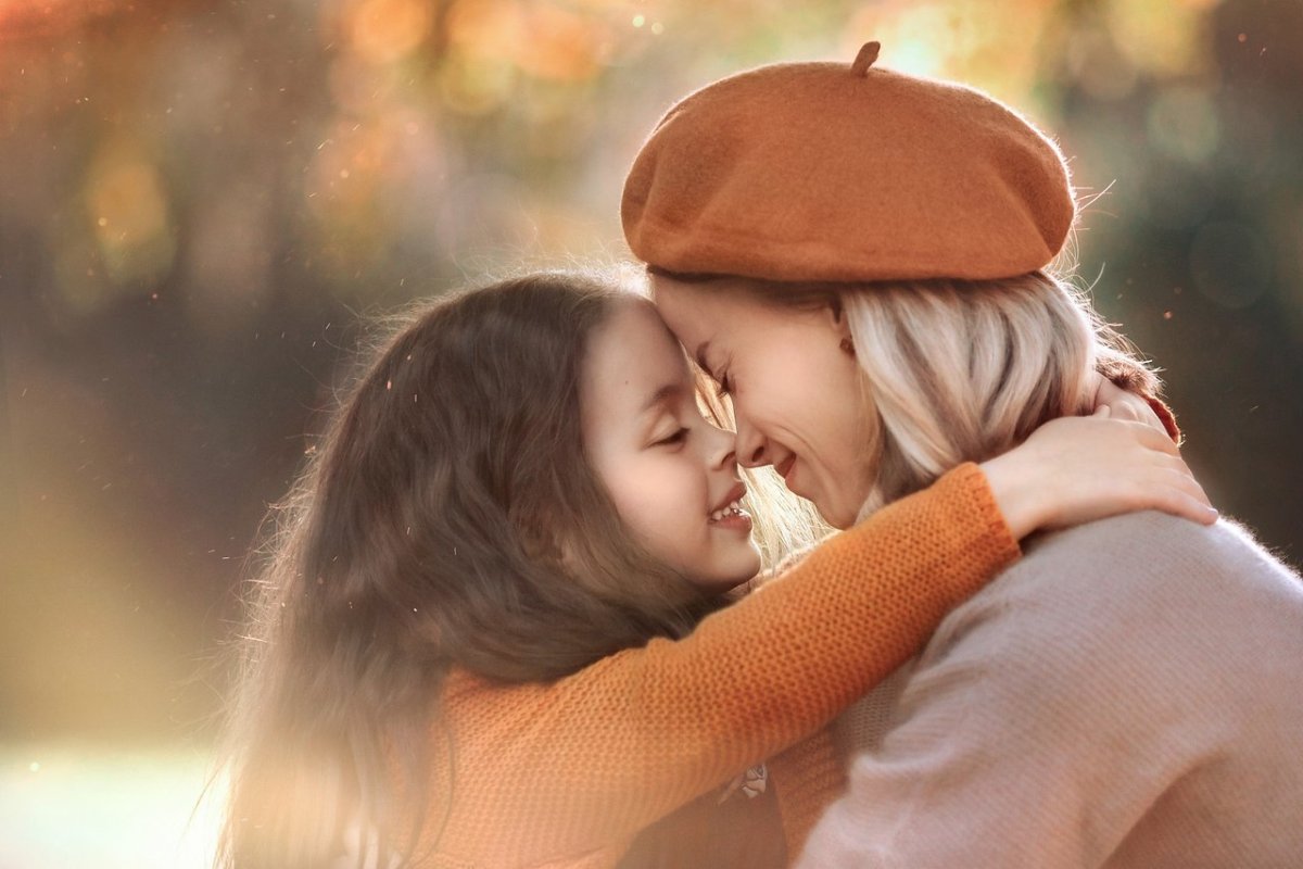 Мама обнимает дочь