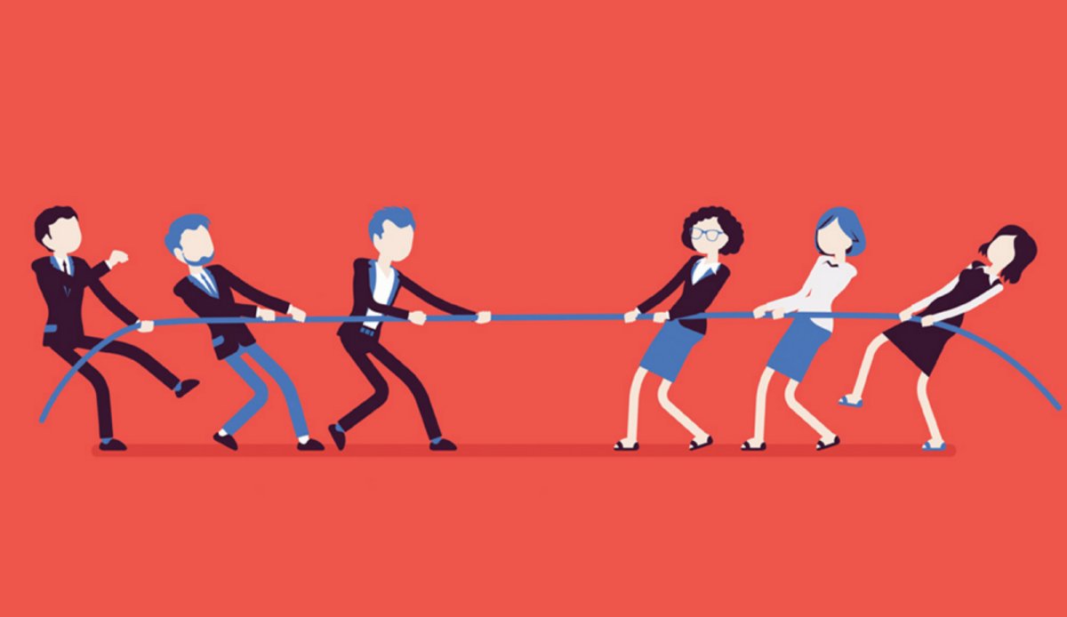 Перетягивание каната женщины