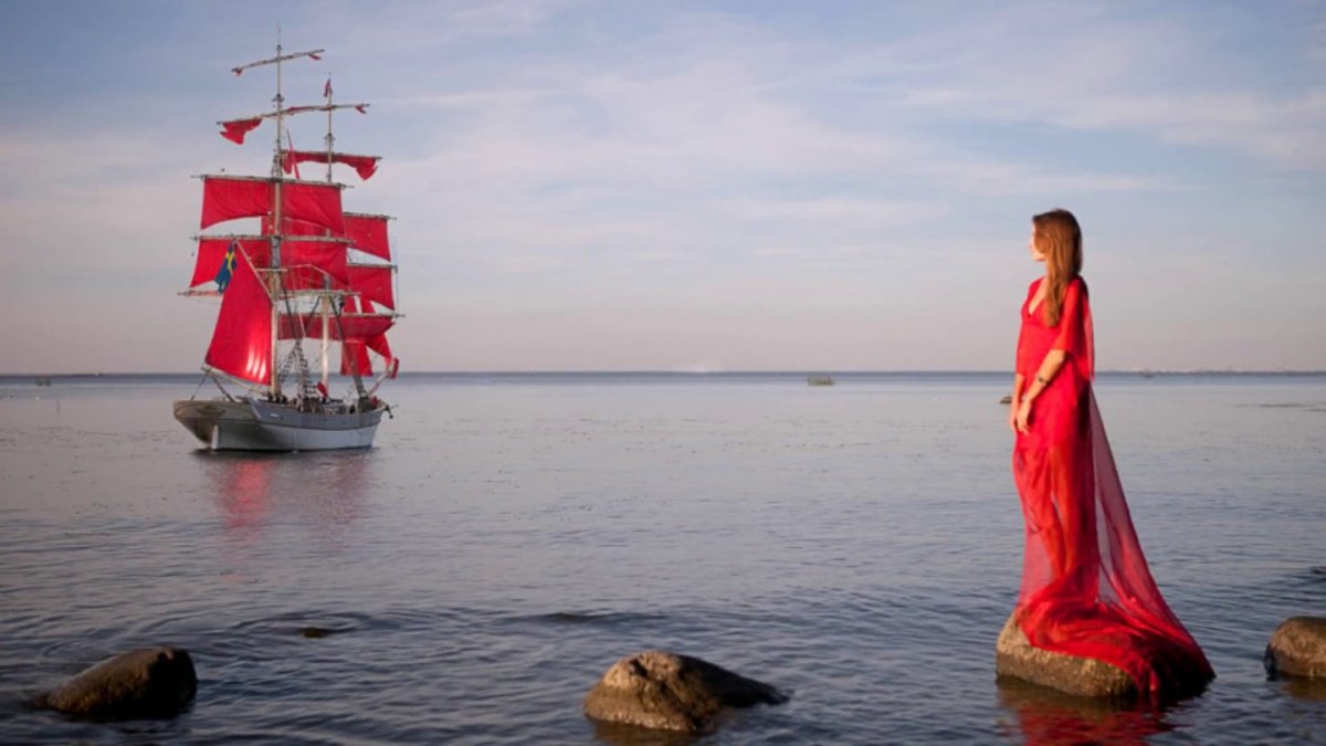 Девушка на берегу моря и корабль