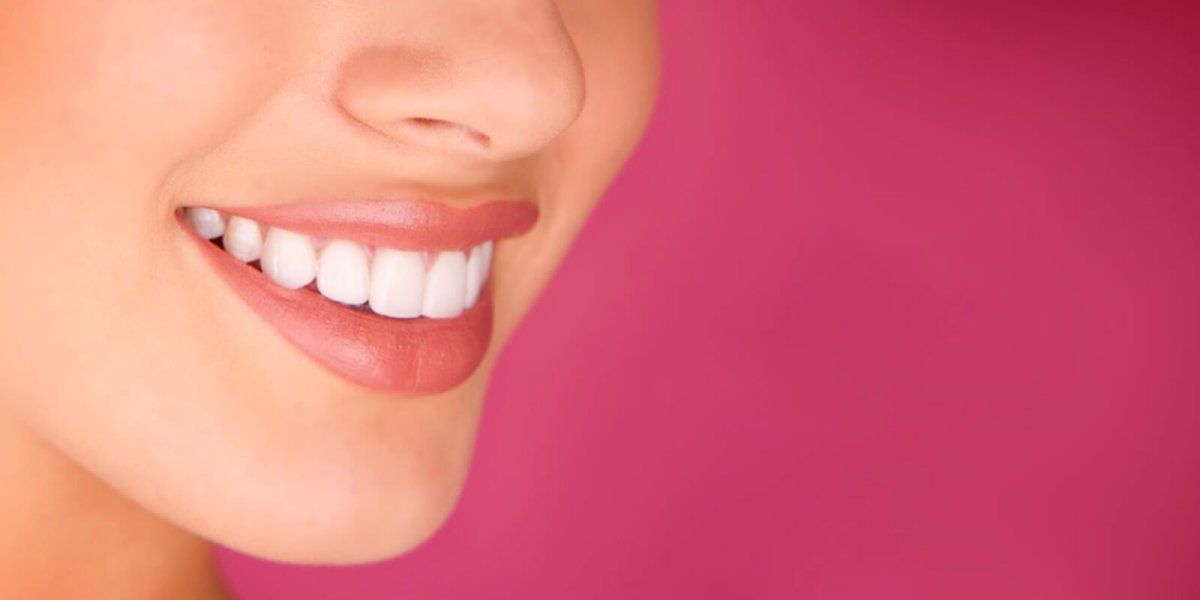 Рот на белом фоне