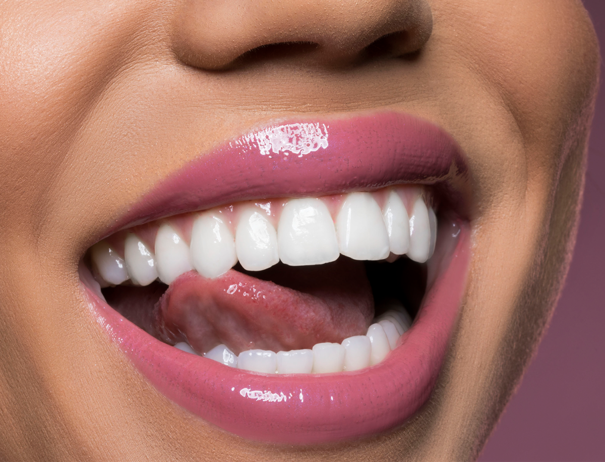 Блондинка с красивыми зубами