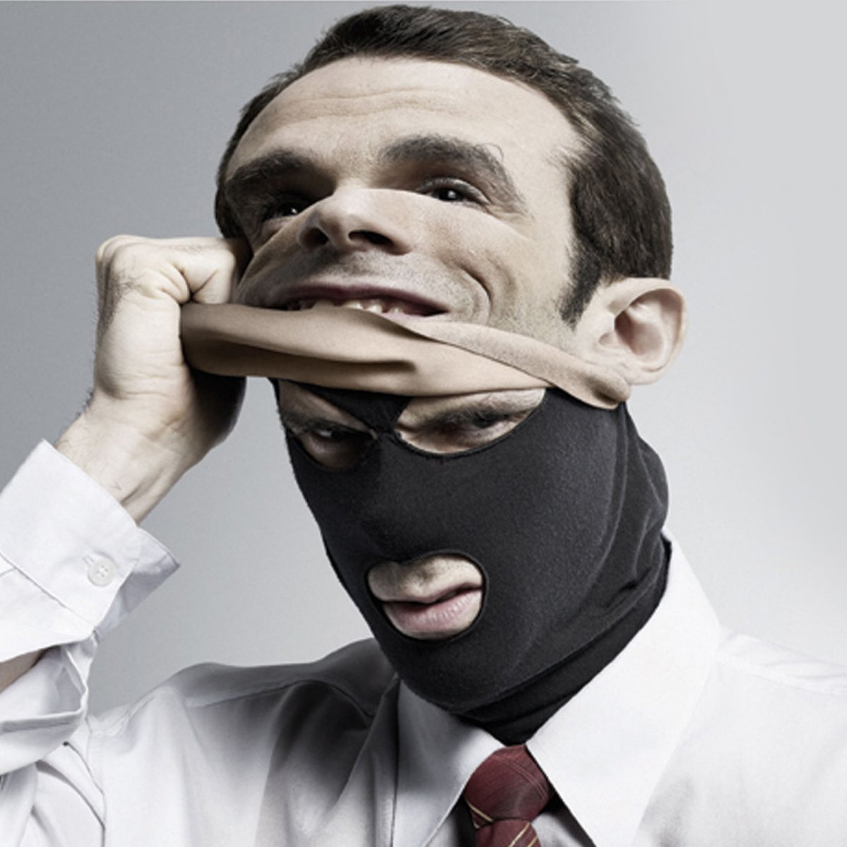 Человек в маске