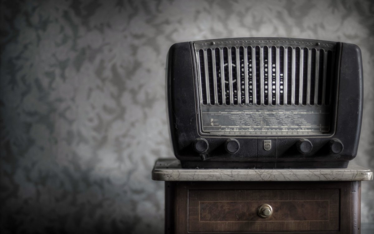 Старый радиоприемник с антенной