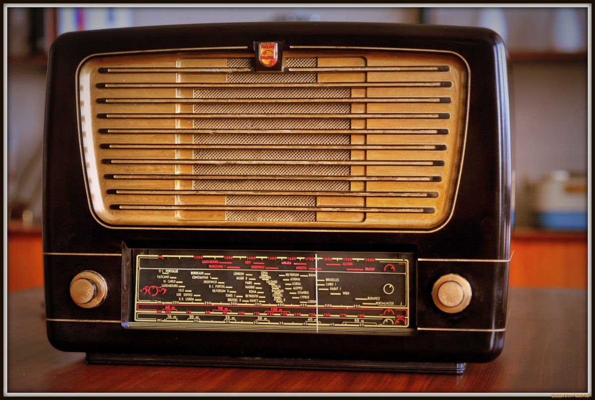 Девушка с магнитофоном