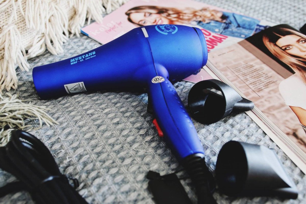 Фен парикмахера на прозрачном фоне