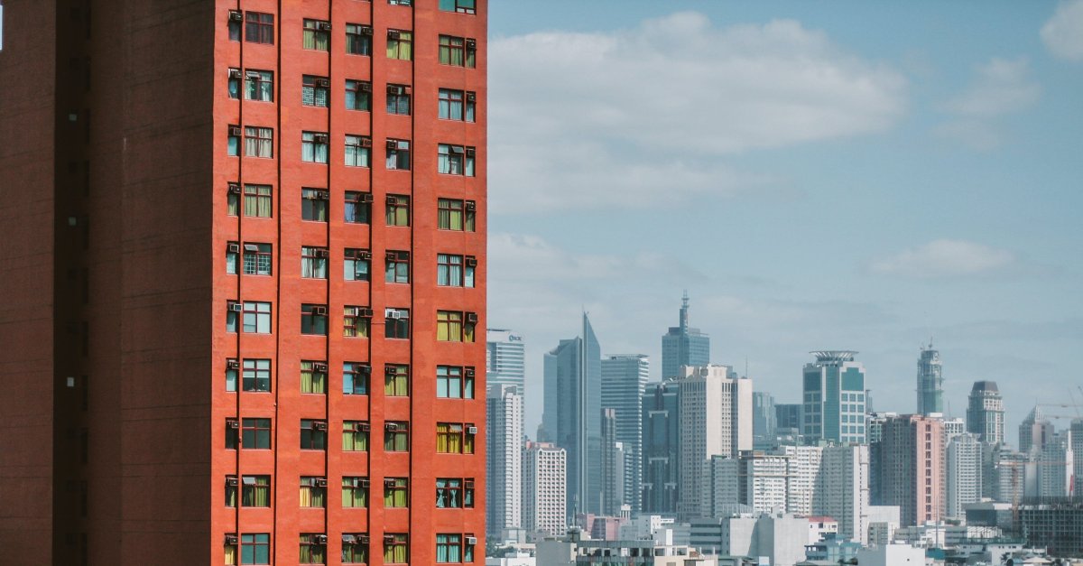 Красный многоэтажный дом