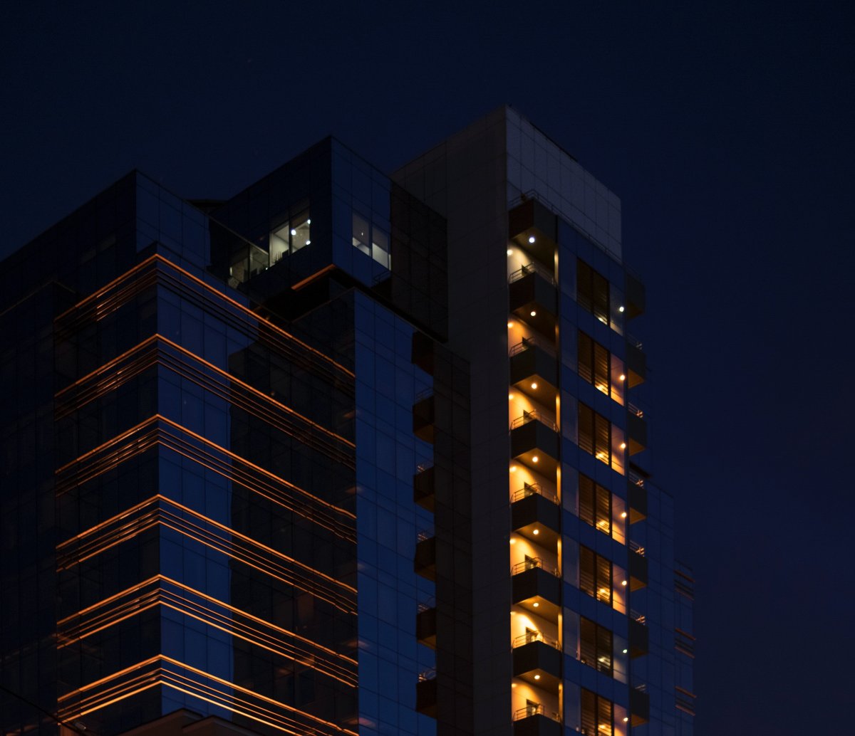 Многоэтажный дом ночью