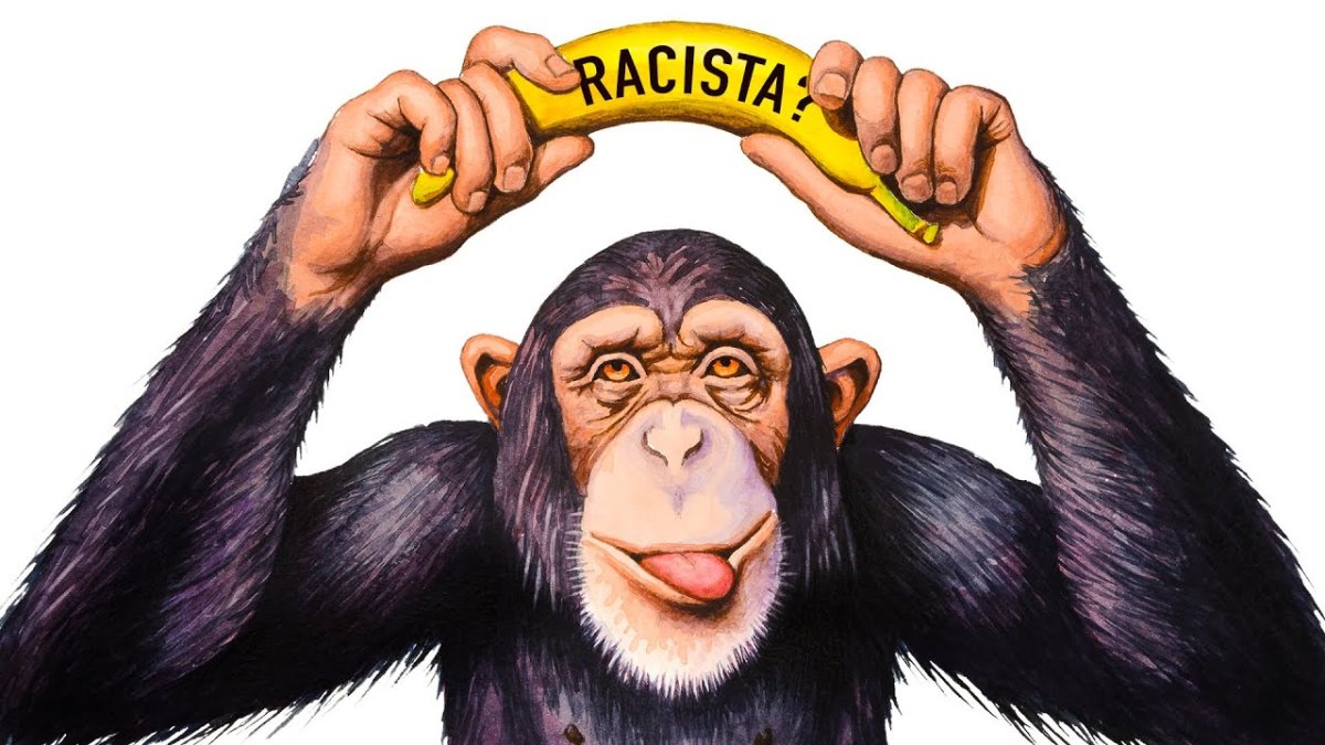 Мартышка держит в руках