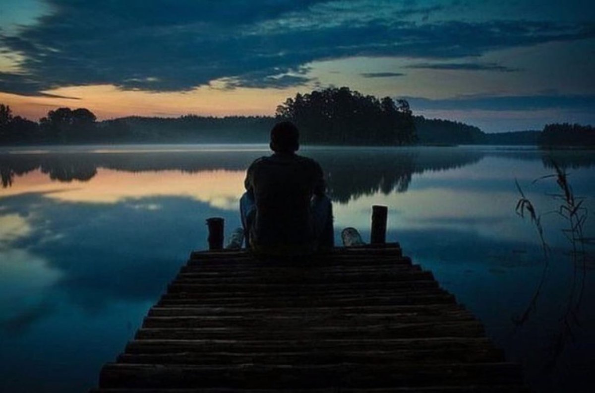 Человек на берегу реки