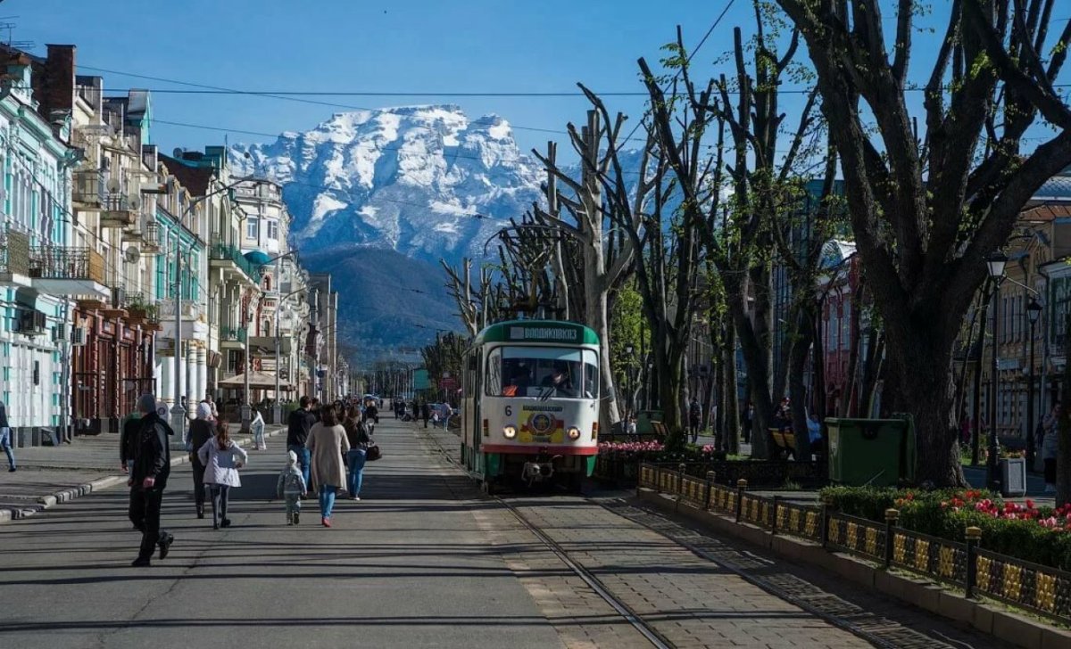 Памятник Плиеву во Владикавказе весной