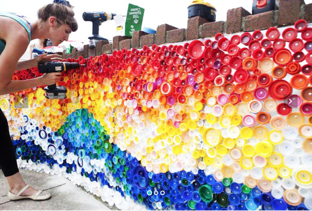 Арт объект из пластиковых крышек