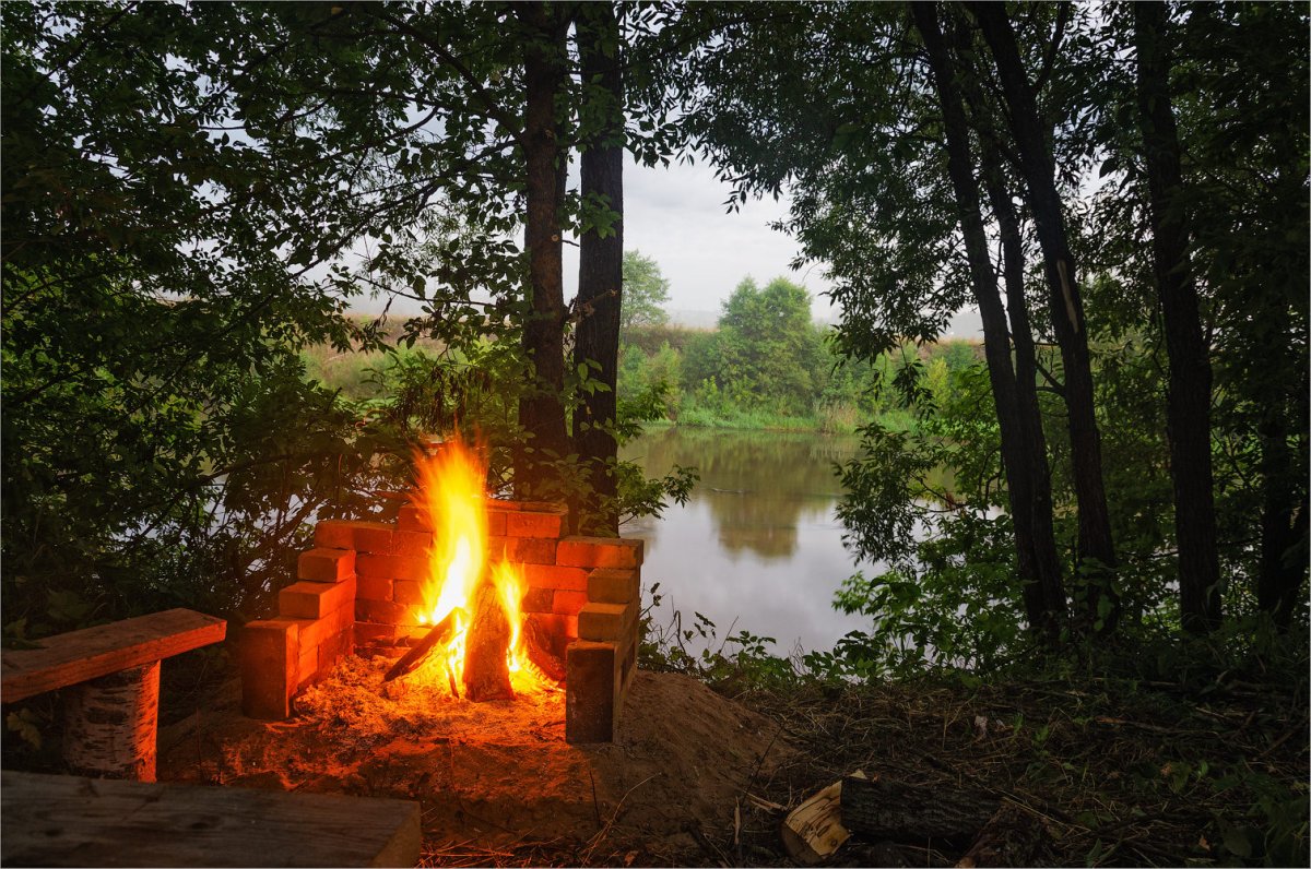 Костер у реки