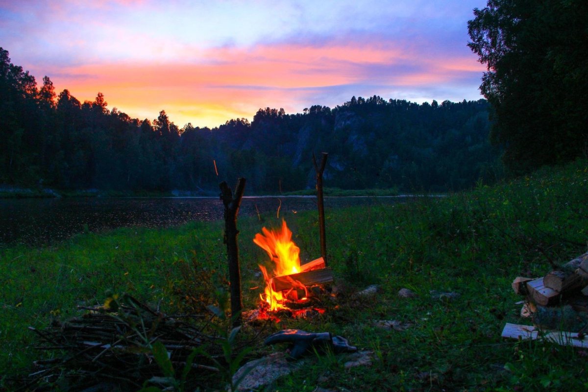 Костер на природе ночью