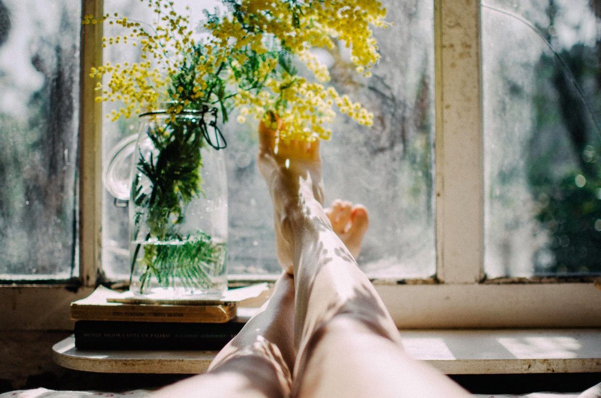 Девушка с ромашками