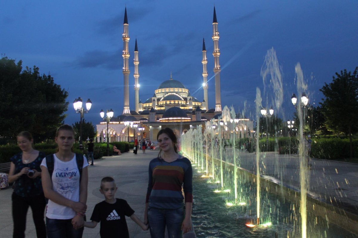 Машины рядом с мечетью