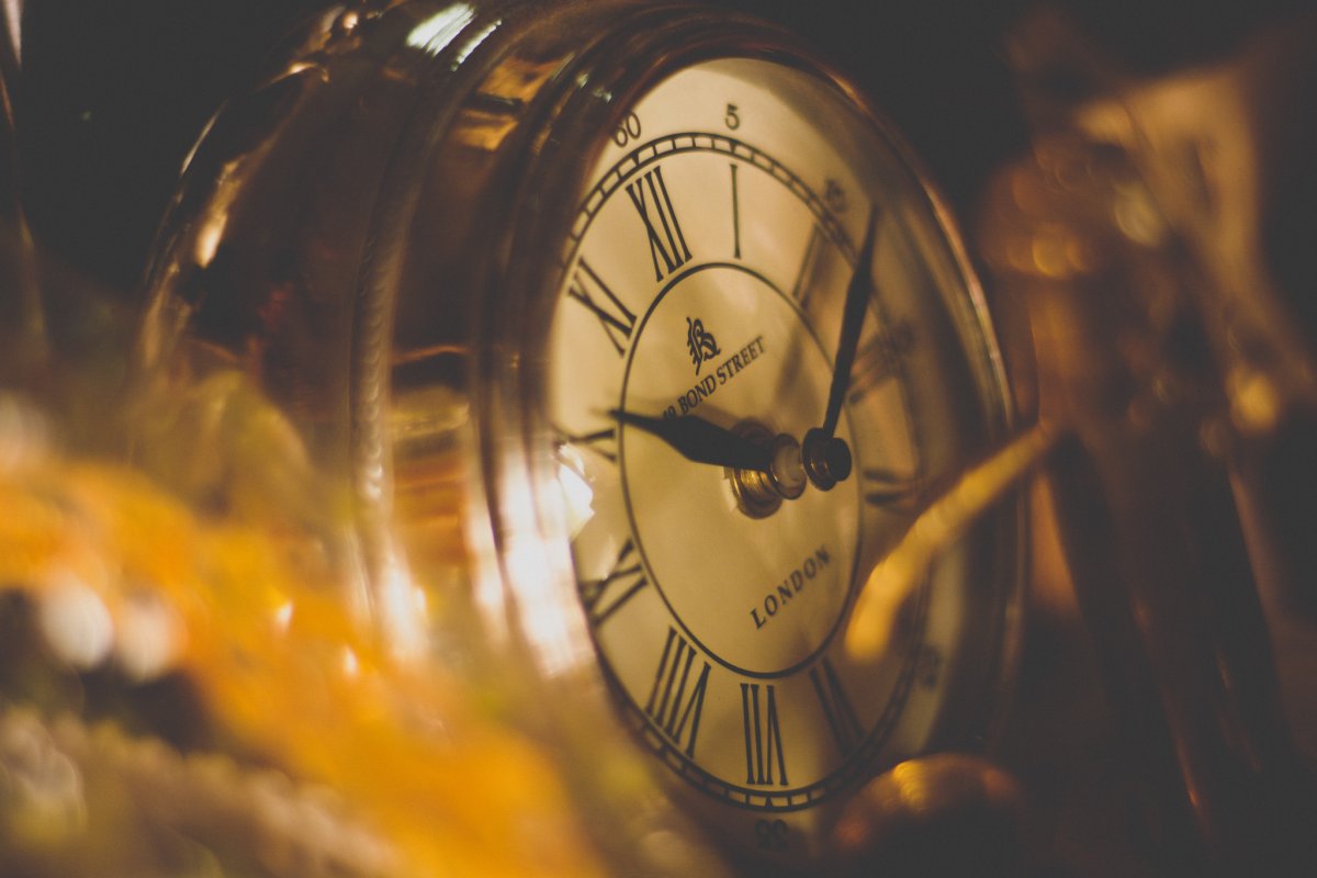 Часы на фоне города