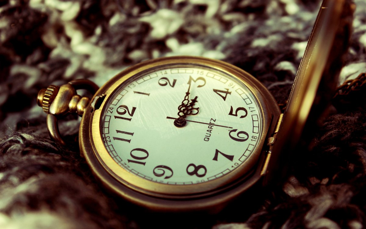 Карманные часы на столе