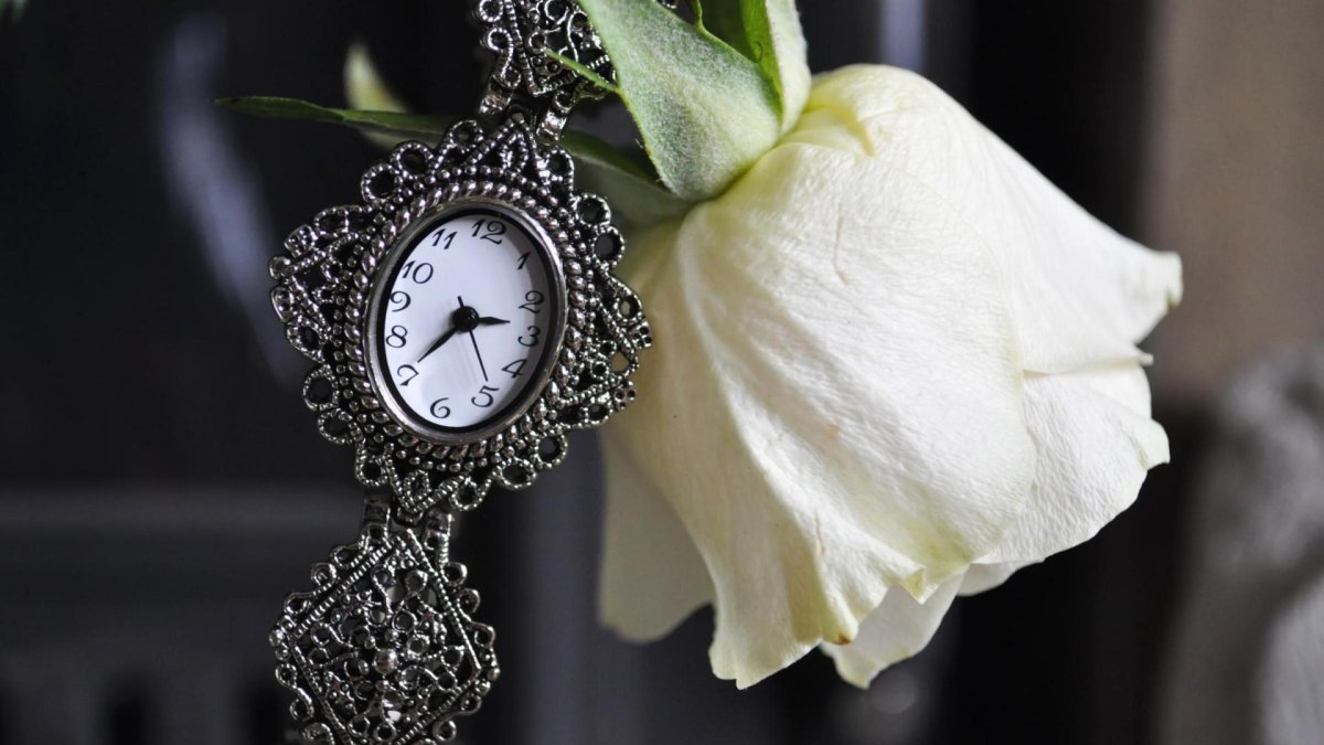 Красивые часы в цветах