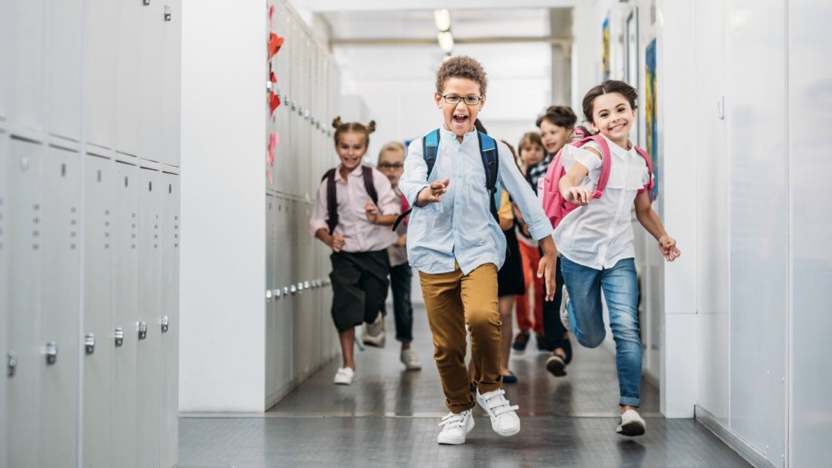 Школьники в коридоре