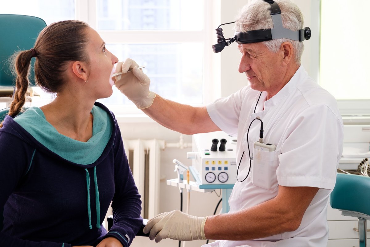 Врач фониатр