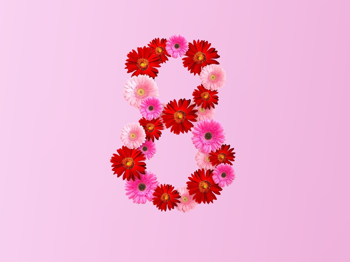 Минималистичная открытка на 8 марта