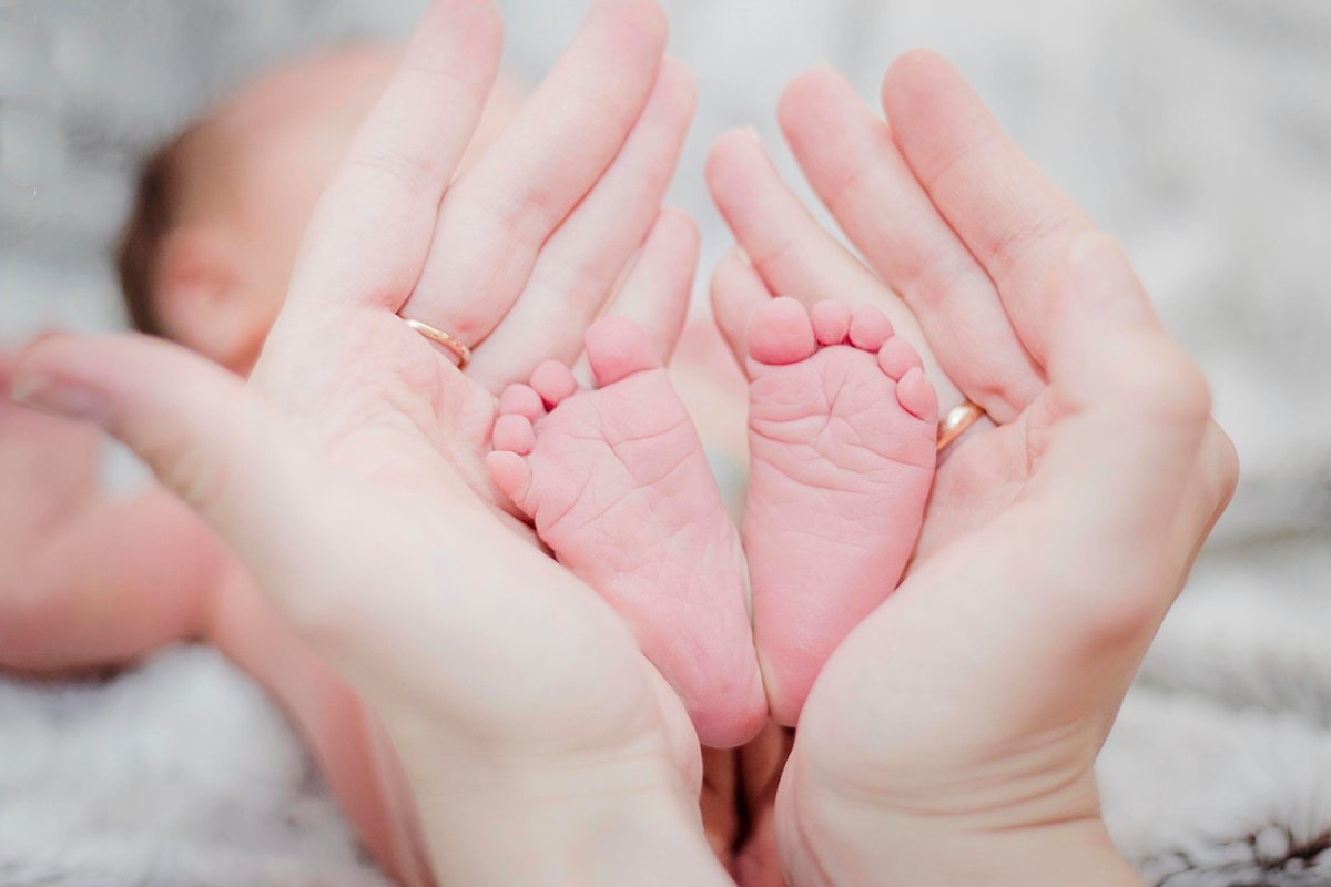 Ножки в ладошках фото