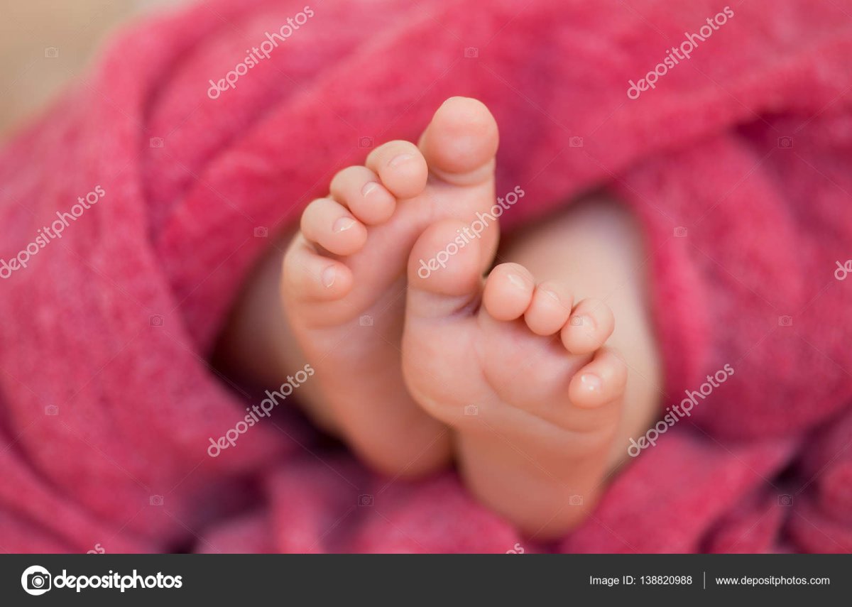 Ножки младенца в розовом