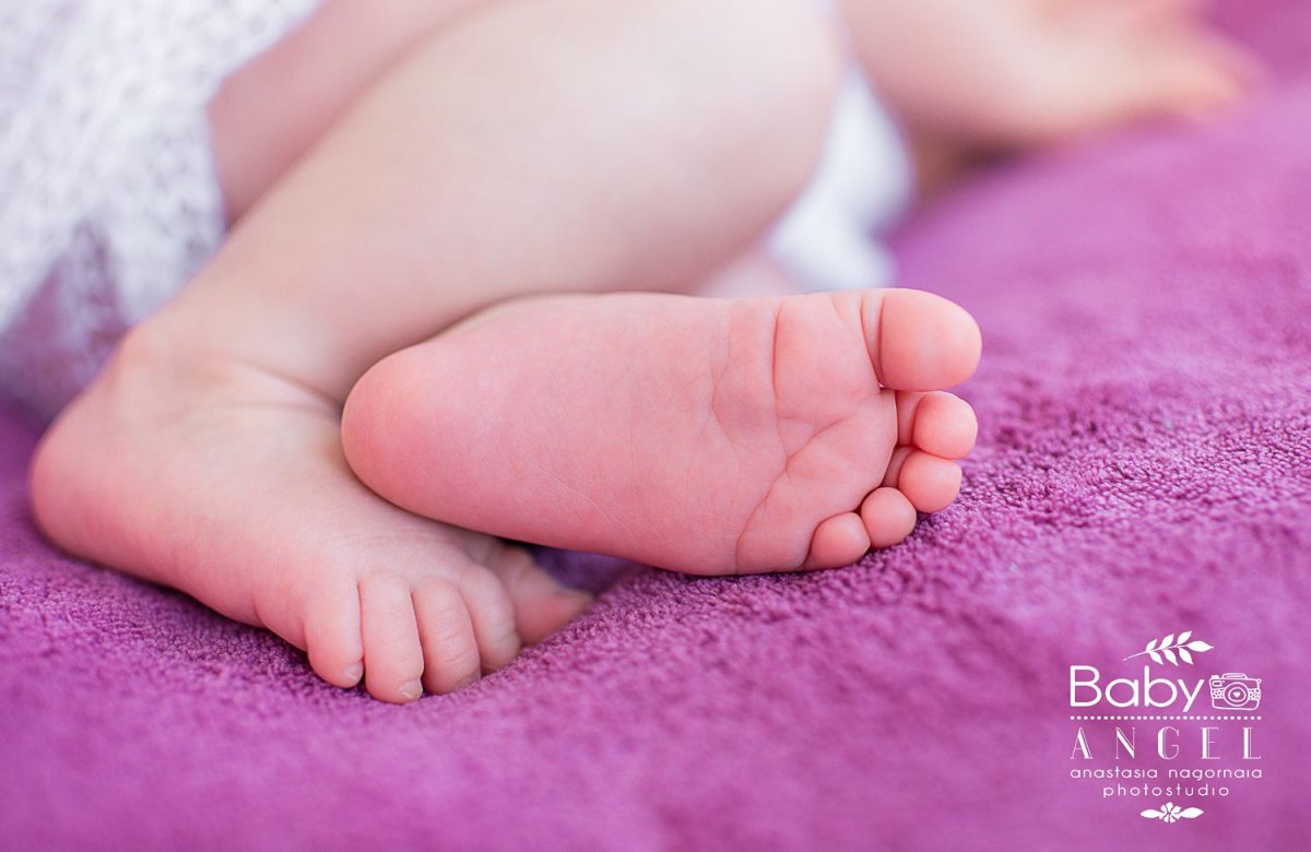 Ножки новорожденного ребенка