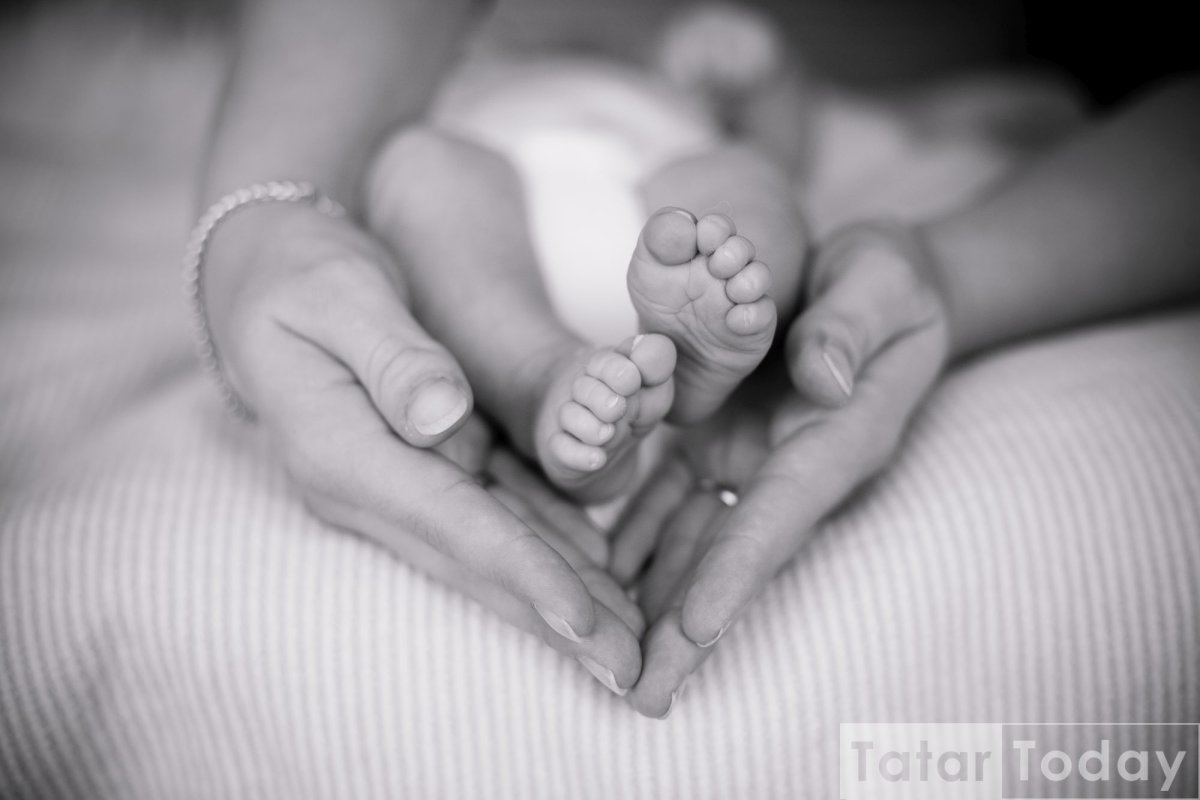 Ножки малыша в руках