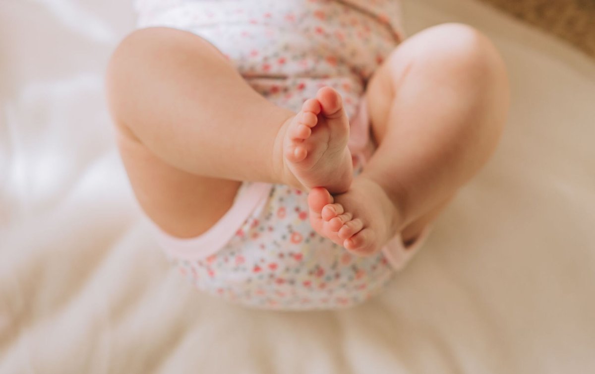 Ножки новорожденной девочки