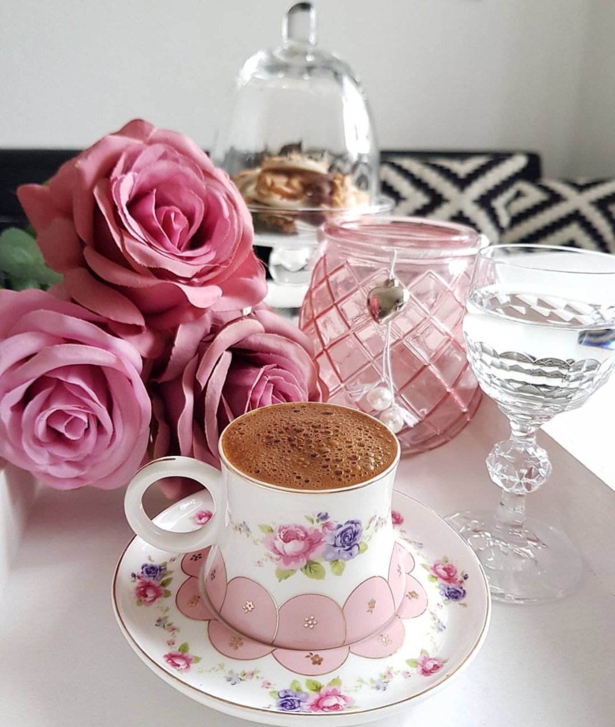 Чашка кофе и цветы