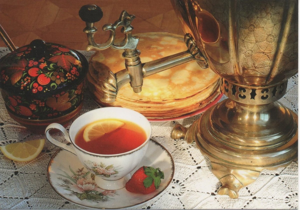Чай из самовара с блинами