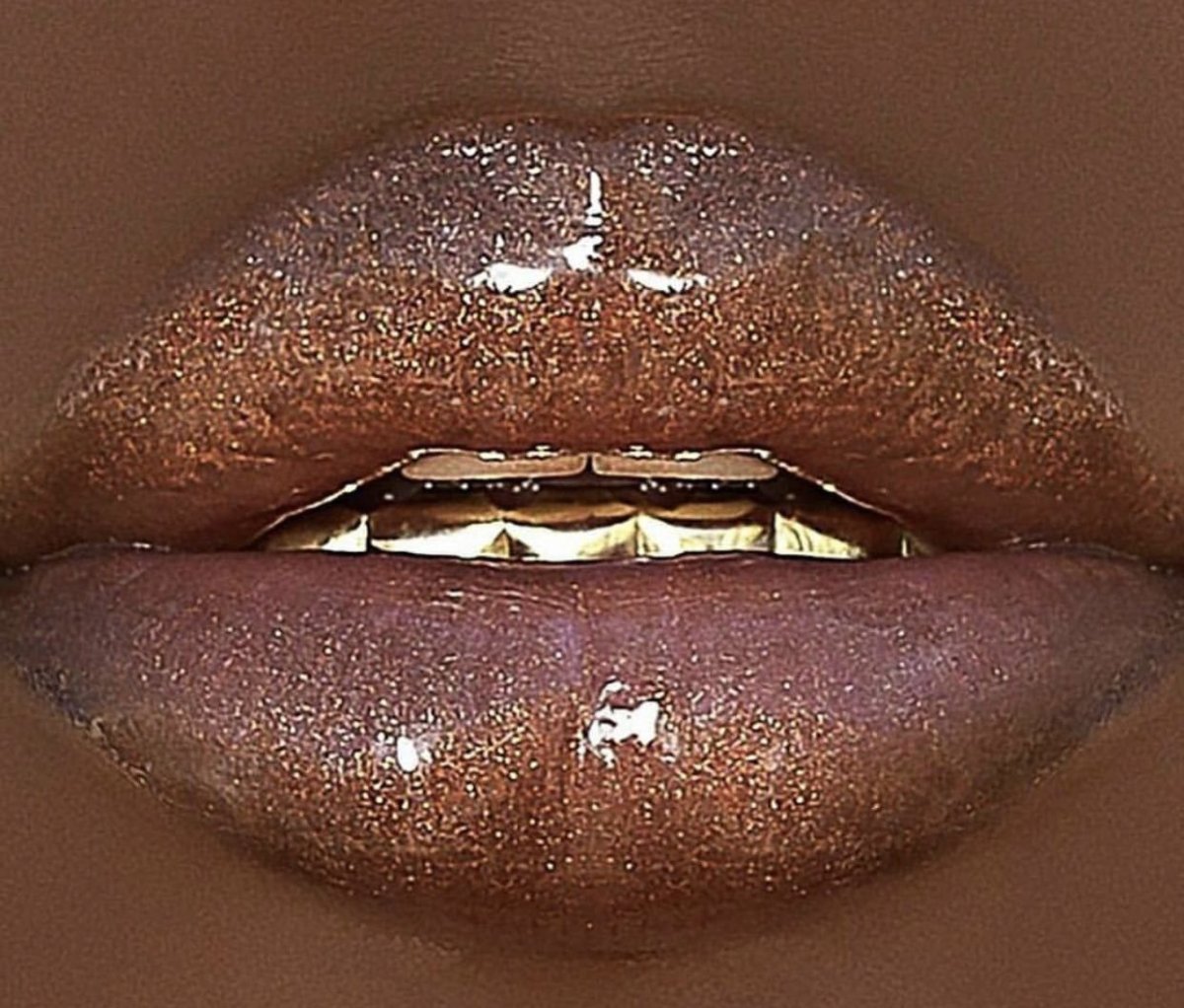 Коричневые губы