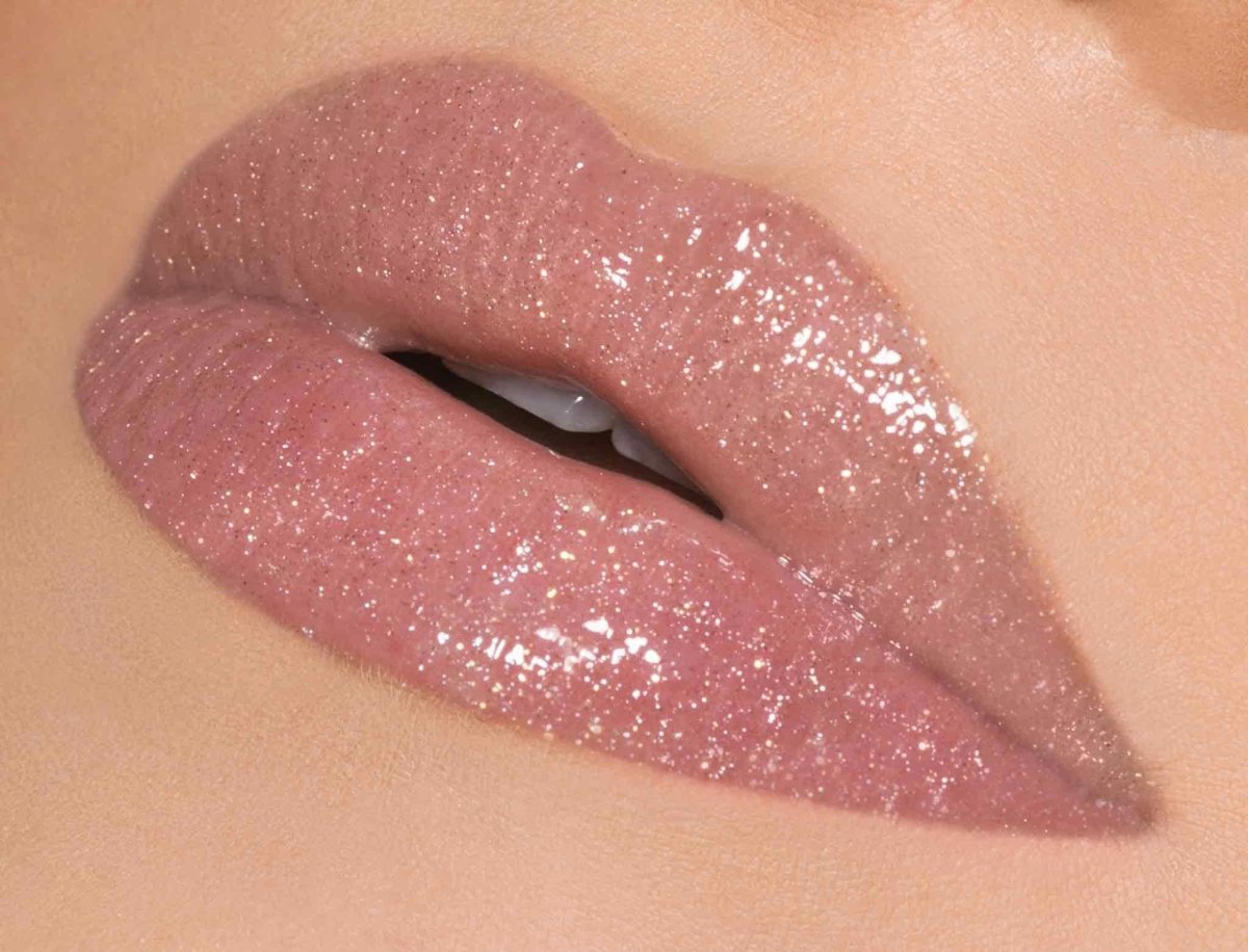 Розовая помада с блеском