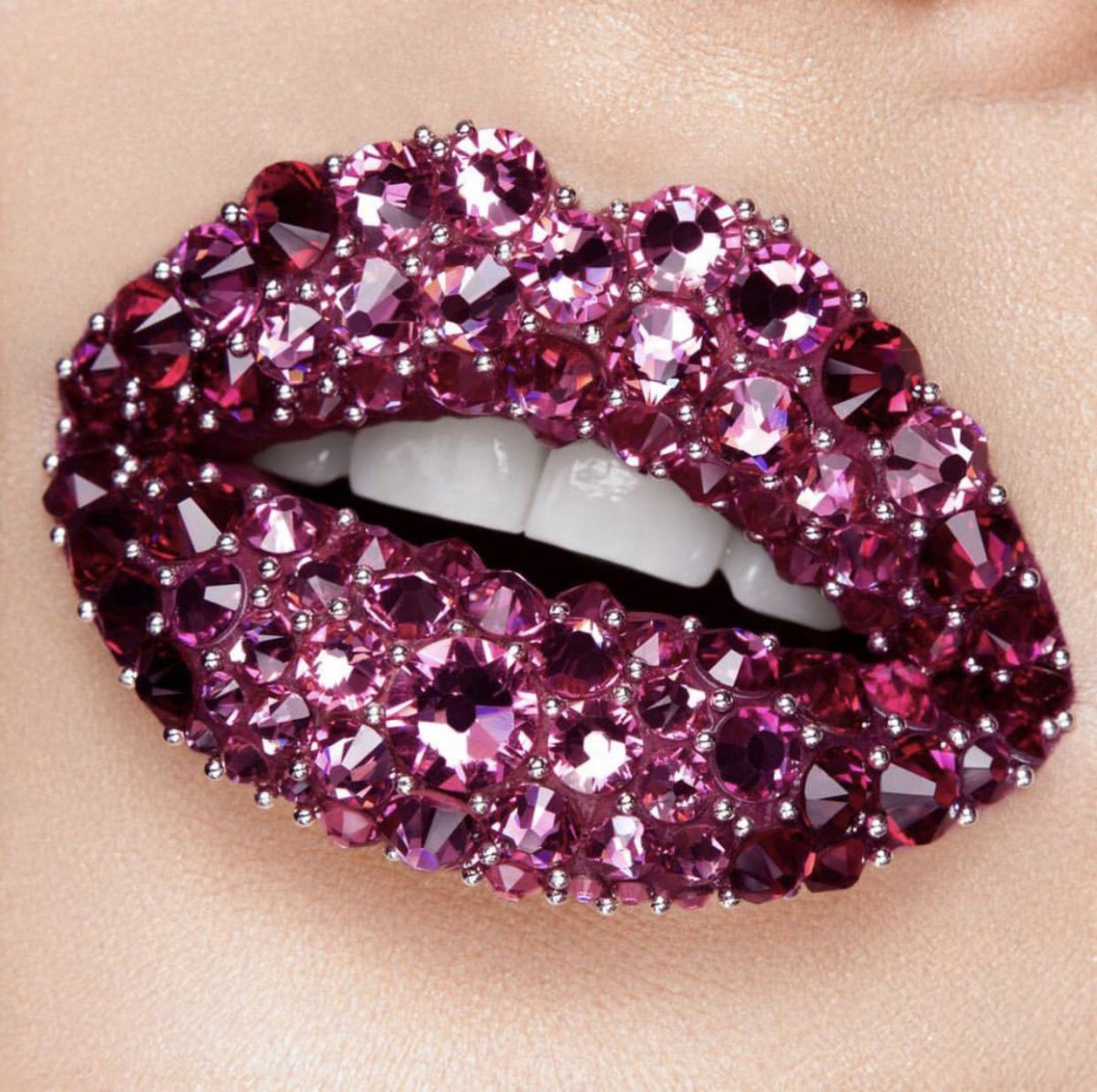 Губы в стразах