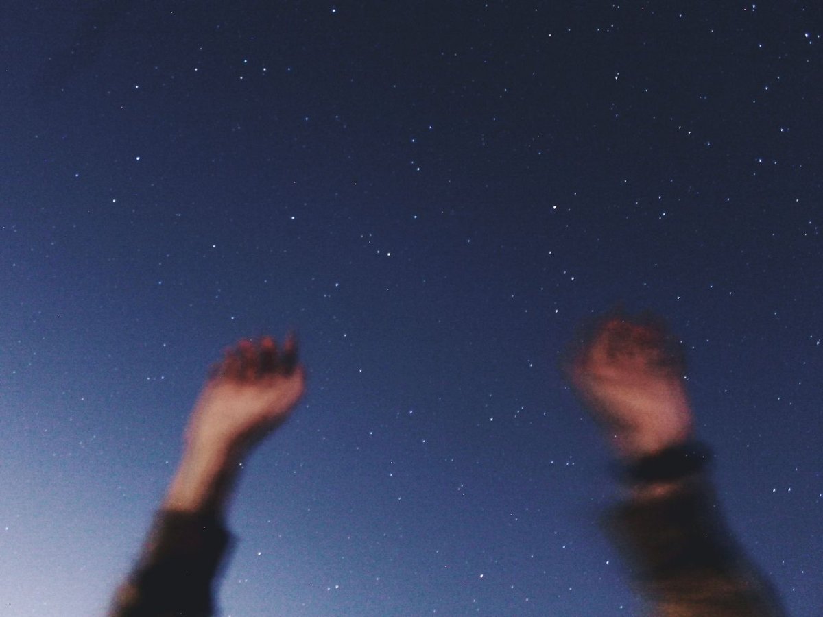 Рука тянется к звездам