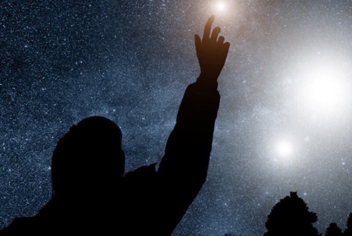 Рука тянется к небу