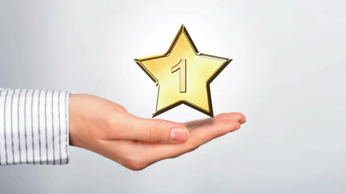 Рука держит звезду