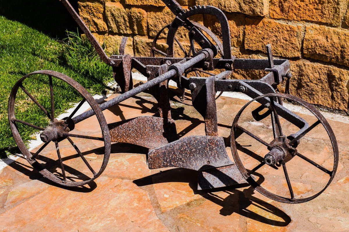 Лошадь с плугом вектор